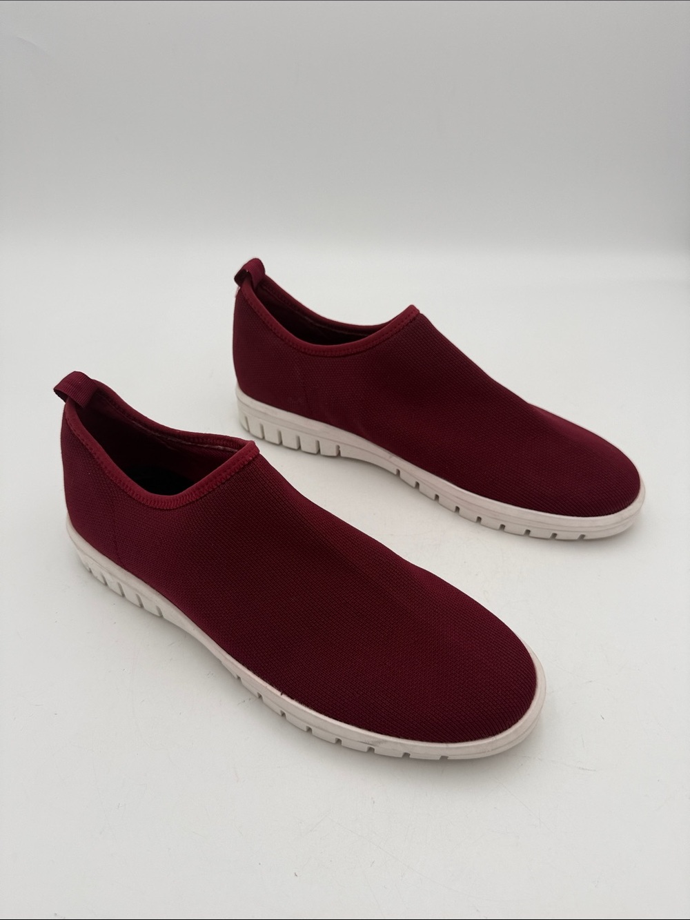 Blondo waterproof Slip-On Knit Trainer in Burgundy women 11M vacation beach